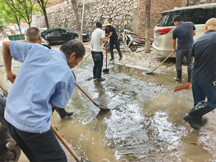 雨后清理东南区淤泥2.jpg