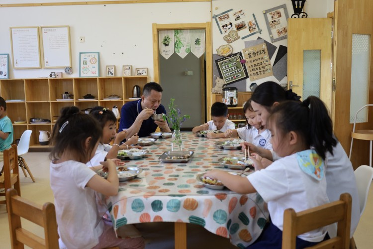6 后勤领导和幼儿一同就餐.jpg