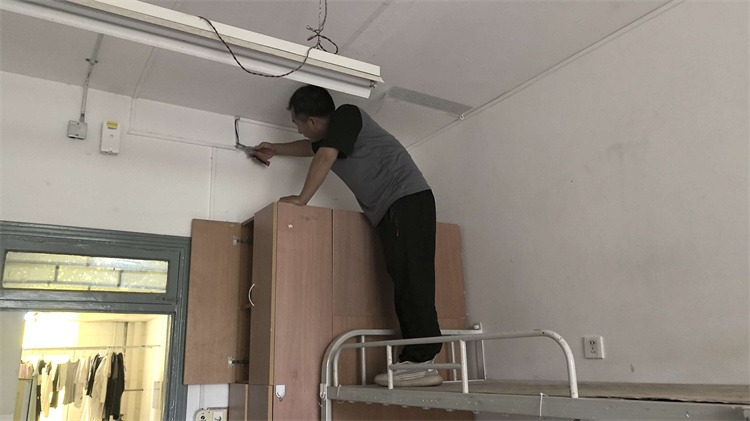 学生公寓废旧光纤线拆除.jpg