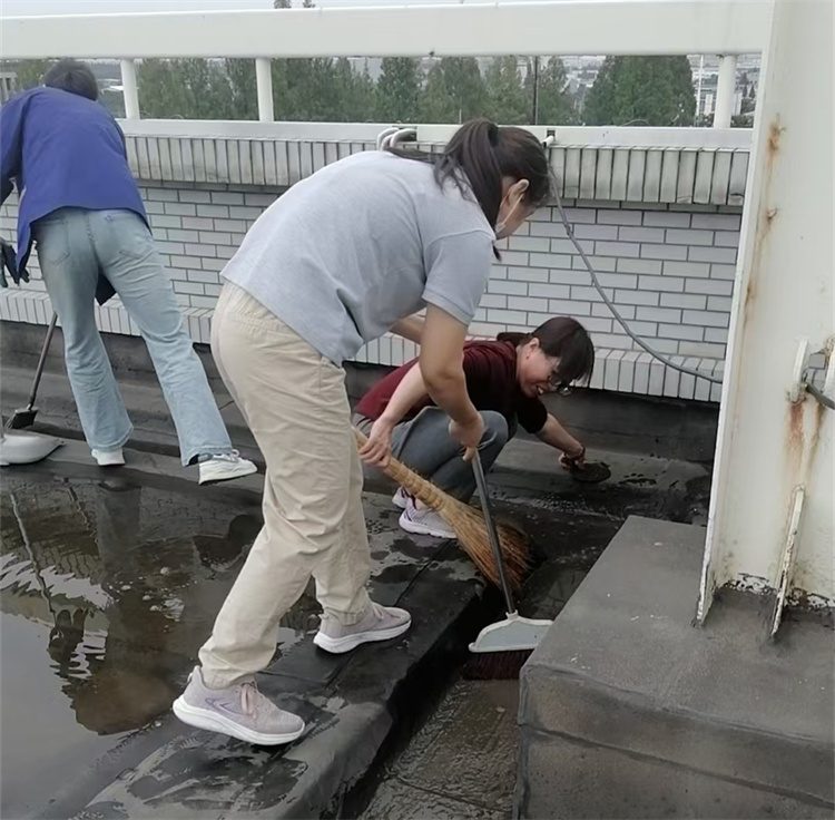 八号教学楼疏通积水.jpg