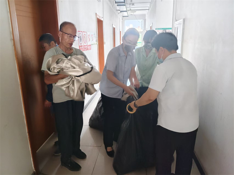 更换学生公寓窗帘.jpg