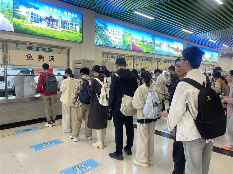 有序排队品尝空心挂面.jpg