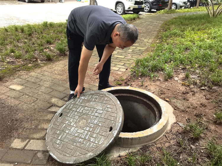 农大雅苑电路管网井检查.jpg
