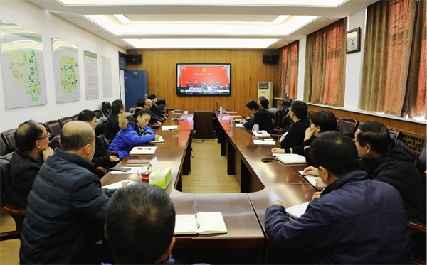 后勤服务中心党委中心组及行政党支部收听收看十九届六中全会.png