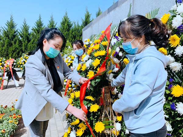 向革命烈士敬献花篮_副本.jpg