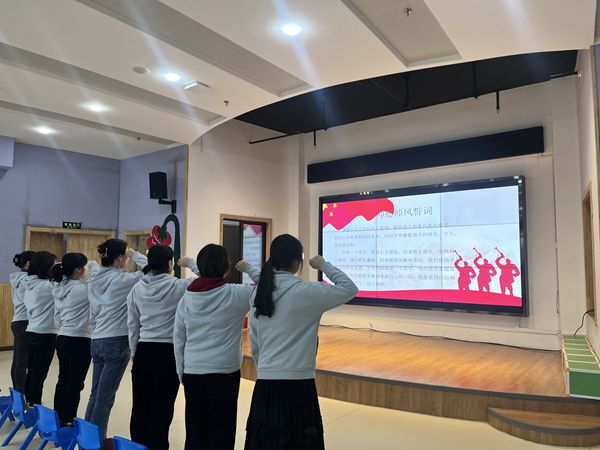 44f4fee8ef404c959a91d62173ff69e0.jpg 宣读师德师风誓词_副本.jpg