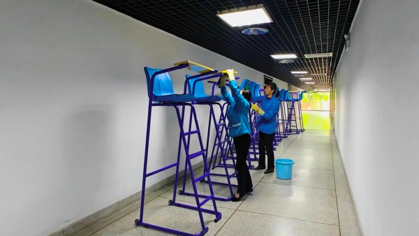 1bdb165f767640e79cd08de5a9b8e69c.jpg 擦拭裁判椅.jpg