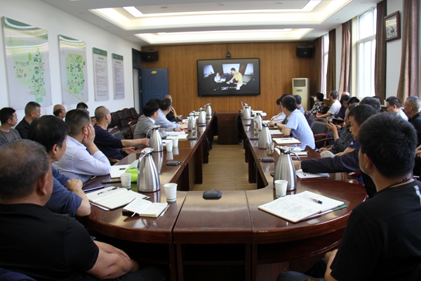 ac6fda2be556456f9d5760fb82fe03c8.jpg 观看警示教育片.JPG