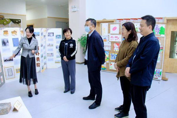 0178af0f75784f7d9f94d3f8668f87a0.jpg 实地查看实验幼儿园六一儿童节活动准备情况_副本.jpg