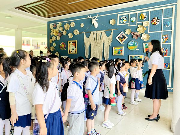 1990adea71ae477fa301781b7ff7dca2.jpg 李瑛老师讲解校园1_副本.jpg