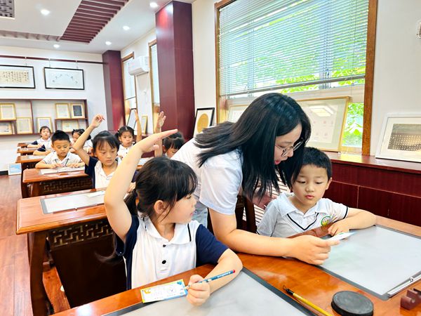 1a465e1cf3fa4e32a3c70ecae1148e48.jpg 国学书法室教师指导3_副本.jpg