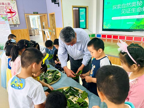 5abe325be42348a789139c1a2bfb4083.jpg 幼儿与试验站薛忠民老师交流互动_副本.jpg