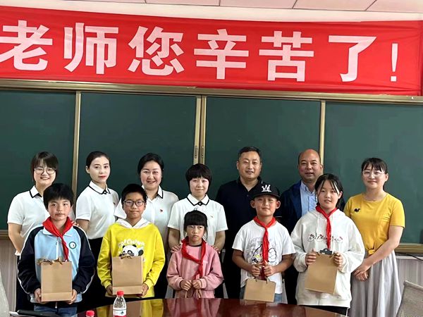 8ad0878ef96c4eab896c30618fcd8f05.jpg 慰问杨陵区杨村中心小学_副本.jpg