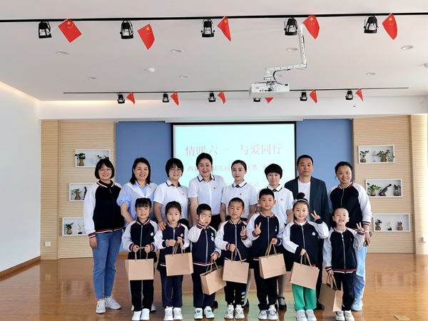 a0c89a451cf04f149c4928f20b1535e1.jpg 慰问杨陵区三幼_副本.jpg