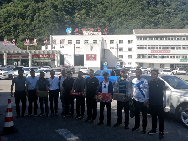 0db9ea445d03410fa0beaa2c5ef29859.jpg 慰问运输工作人员.jpg