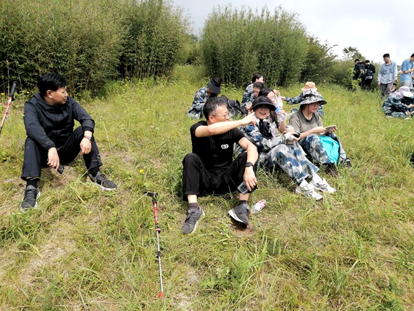 2e8d52973fc5476fb49b3cc3ba497732.jpg 与实习学生交流.jpg