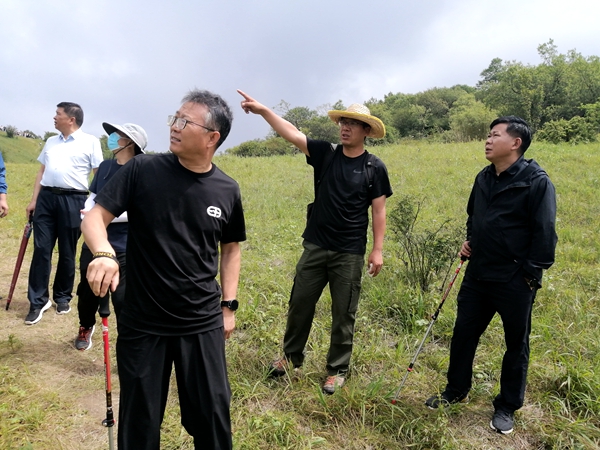 354af8b6dc0f464f8352f86bd5646d54.jpg 与带队老师交流工作.jpg