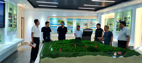 a38d5a2b663b4dc1836d1a76436b936a.jpg 听取火地塘试验林场工作人员的意见建议.jpg