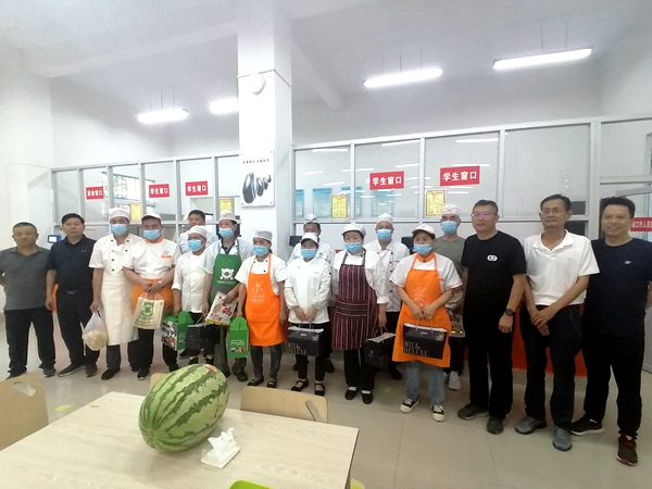 f58e69396d984fa8af2bc57b1f081033.jpg 慰问后勤饮食服务中心工作人员.jpg
