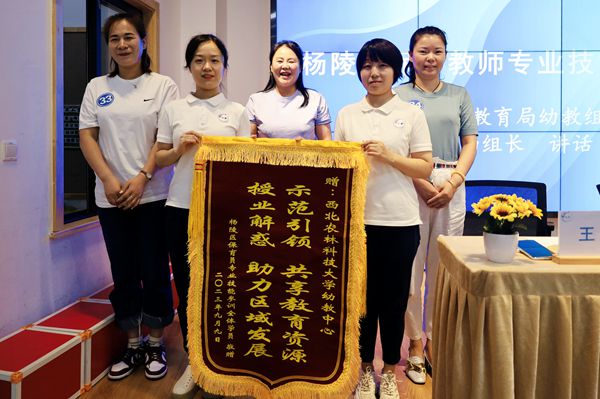 601343aa64f74dbbb7d57d0121c13705.jpg 10赠送锦旗_副本.jpg